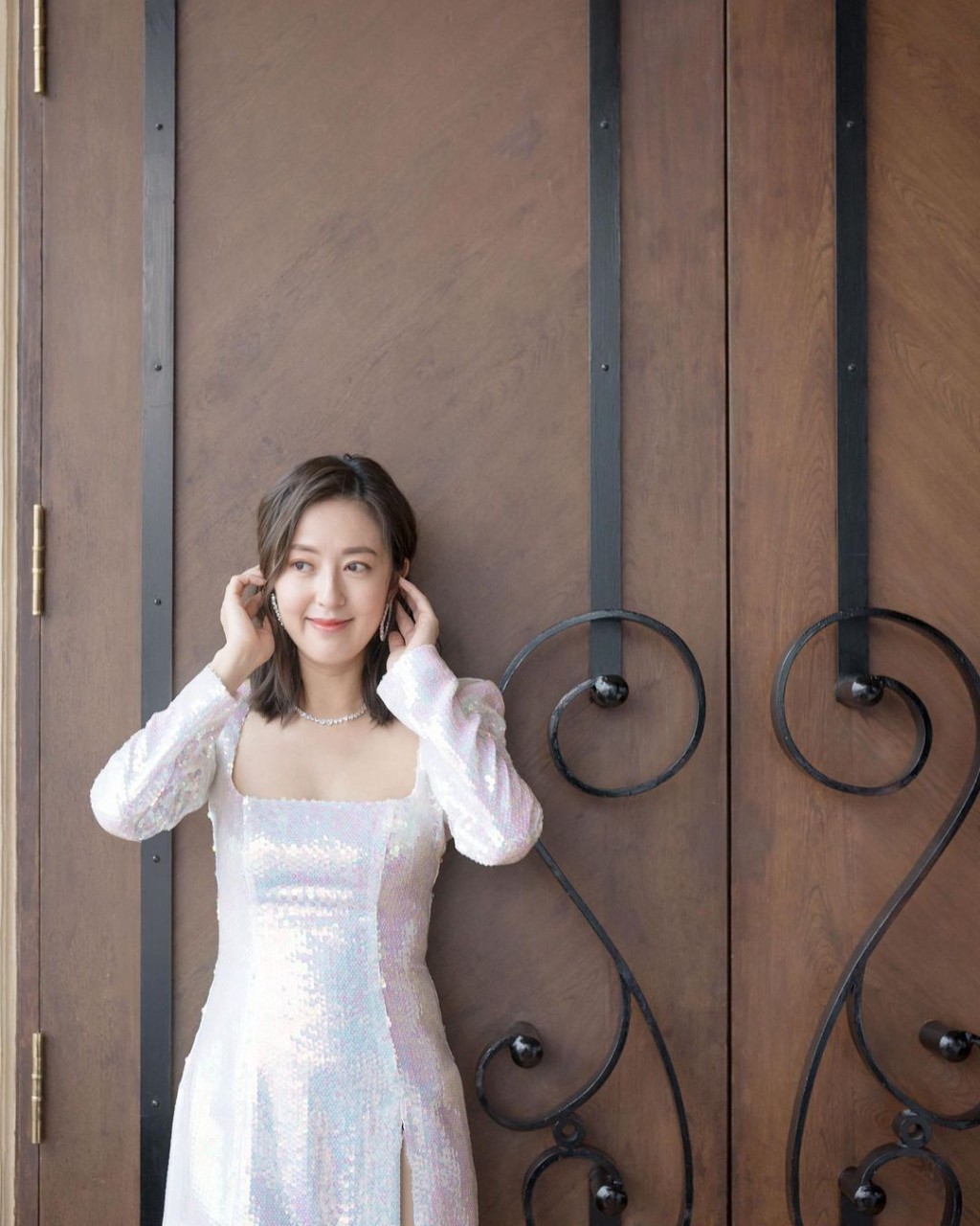 珠片裙低胸勁養眼。